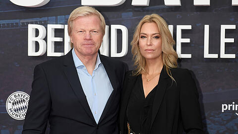 Auf der Premiere der FC Bayern-Doku zeigen sich Oliver Kahn und Ehefrau Svenja gemeinsam auf dem roten Teppich.