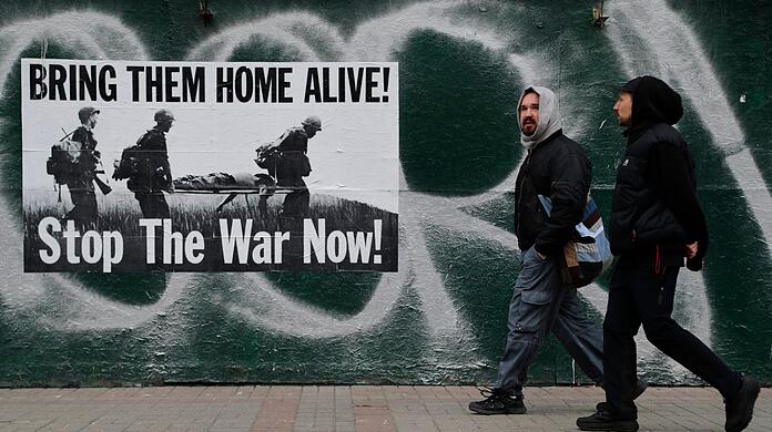 "Bringt sie lebend nach Hause! Stoppt den Krieg Jetzt!" ist in englischer Sprache auf einem Plakat im Zentrum der ukrainischen Hauptstadt Kiew zu lesen.