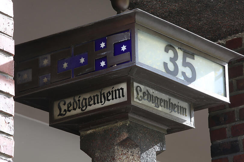 Das Ledigenheim an der Bergmannstraße im Westend, ein Wohnheim für alleinstehende Männer, gibt es heute noch.