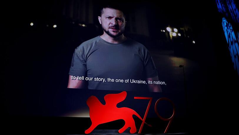 Wolodymyr Selenskyj per Videoschalte bei den 79. Filmfestspielen von Venedig.