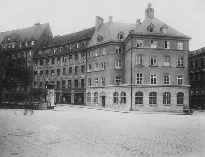 1923 war Schluss mit Cafés: Nach einem Umbau war hier ab 1925 die Deutsche Reichspost untergebracht. In München firmierte das Eck seither als "Posteck".