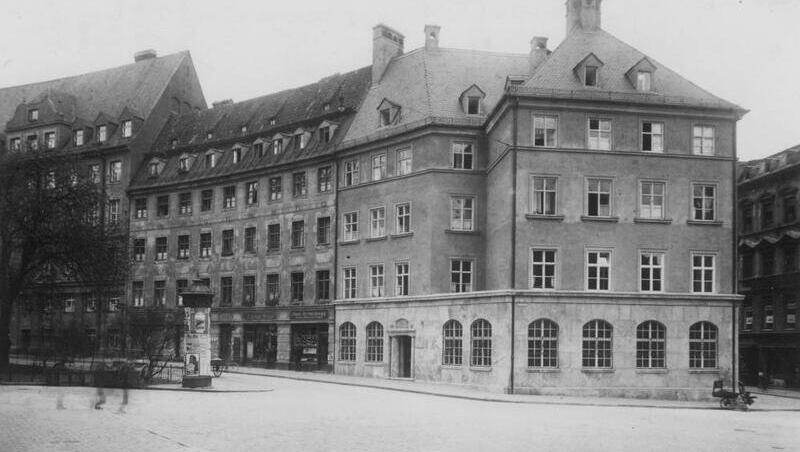 1923 war Schluss mit Cafés: Nach einem Umbau war hier ab 1925 die Deutsche Reichspost untergebracht. In München firmierte das Eck seither als "Posteck". 1923 war Schluss mit Cafés: Nach einem Umbau war hier ab 1925 die Deutsche Reichspost untergebracht. In München firmierte das Eck seither als "Posteck".