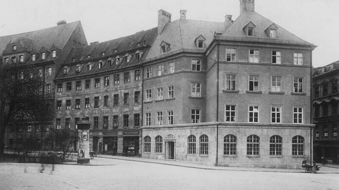 1923 war Schluss mit Cafés: Nach einem Umbau war hier ab 1925 die Deutsche Reichspost untergebracht. In München firmierte das Eck seither als "Posteck".
