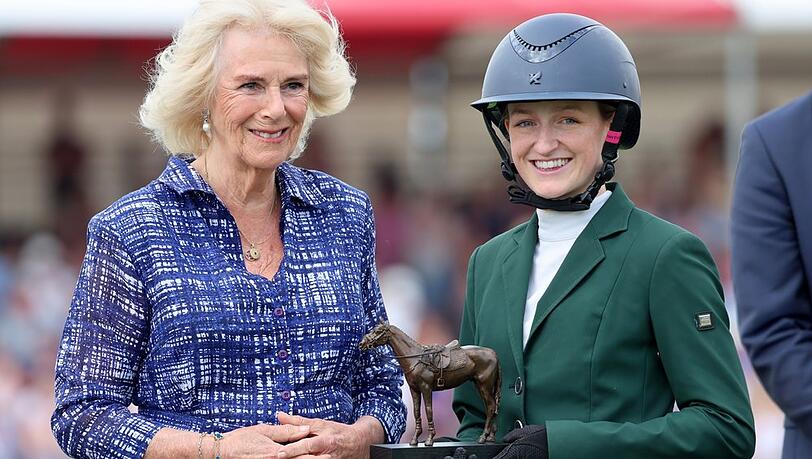 Nach 2016 überreichte Königin Camilla wieder die Preise beim Badminton Horse Trials, hier an die zweitplatzierte Reiterin Lucy Latta. Nach 2016 überreichte Königin Camilla wieder die Preise beim Badminton Horse Trials, hier an die zweitplatzierte Reiterin Lucy Latta.