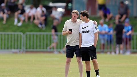 Muss der TSV 1860 noch einmal auf dem Transfermarkt aktiv werden? Sportchef Christian Werner (l.) mit Trainer Argirios Giannikis.