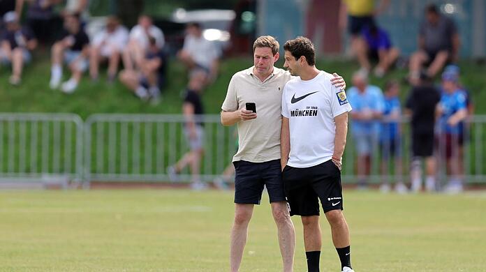 Muss der TSV 1860 noch einmal auf dem Transfermarkt aktiv werden? Sportchef Christian Werner (l.) mit Trainer Argirios Giannikis.