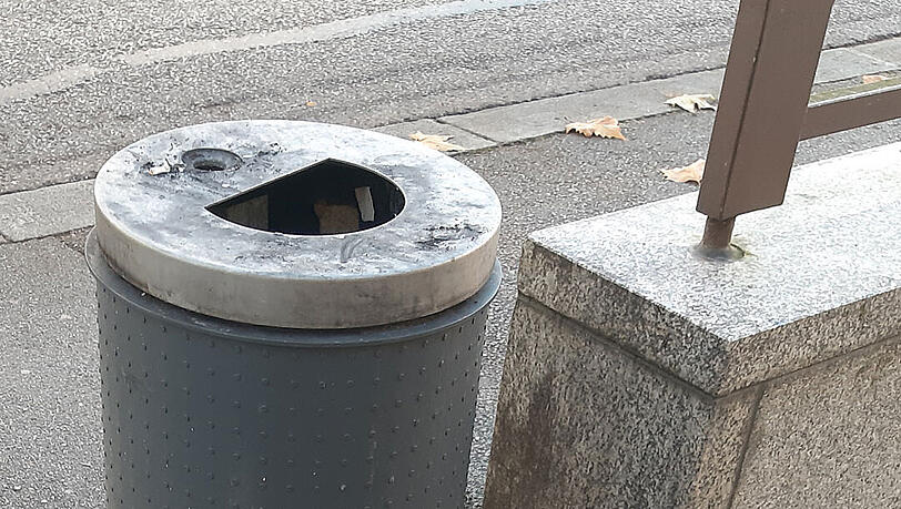 Sogar vor einem Mülleimer lagen Kippen.