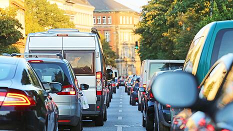Die Kosten f&uuml;rs Anwohnerparken und Werkstattbesuche ziehen in vielen Gro&szlig;st&auml;dten an.