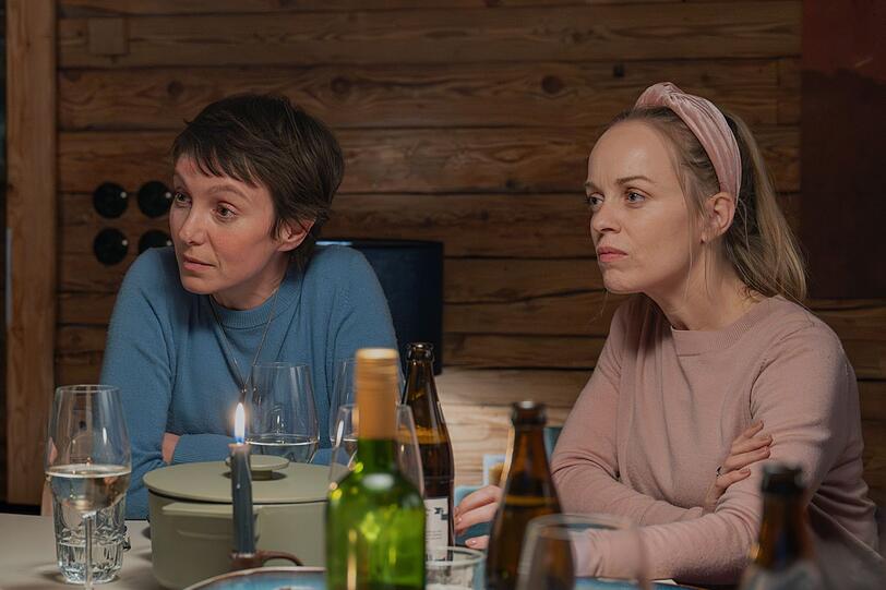 Juliane (Julia Koschitz, links) und Paula (Friederike Kempter) könnten nicht unterschiedlicher sein. Die beiden beweisen, dass echte Freundschaft auch große Hürden überwinden kann. Juliane (Julia Koschitz, links) und Paula (Friederike Kempter) könnten nicht unterschiedlicher sein. Die beiden beweisen, dass echte Freundschaft auch große Hürden überwinden kann.