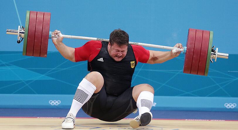 Drama um Matthias Steiner: Der Gewichtheber hat eine 196-Kilo-Hantel in den Nacken bekommen. Die Bilder.