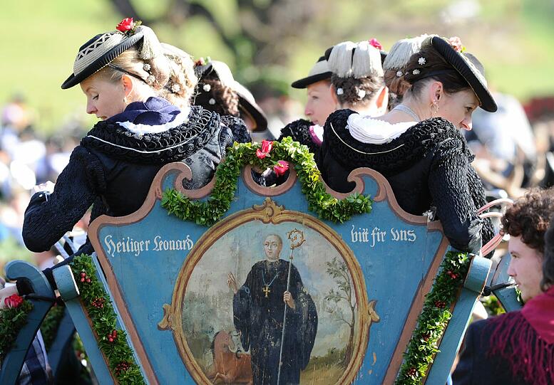 So schön war der Leonhardiritt: Bei strahlendem Sonnenschein zog der Traditions-Zug vom Schliersee nach Fischhausen. Die schönsten Bilder.