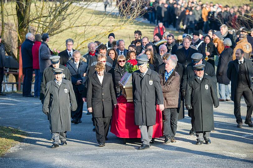 Die Trauergesellschaft auf dem Weg zum Grab von Dieter Hildebrandt.
