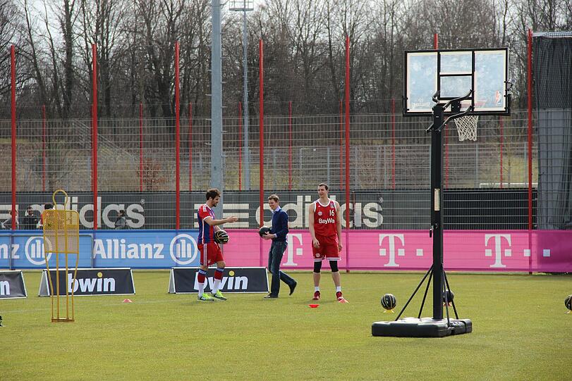 Javi Martinez könnte bald wieder ins Mannschaftstraining einsteigen. am Dienstag stand allerdings erstmal ein Sponsoren-Termin auf dem Programm. Die Bilder!