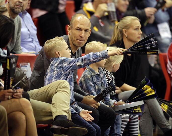 Am Sonntag feuerte Uli Hoeneß mal wieder die Bayern Basketballer im Audi Dome an. Eine Reihe davor sah Arjen Robben mit seiner Frau und den drei Kindern beim Basketball zu. Die Bilder!