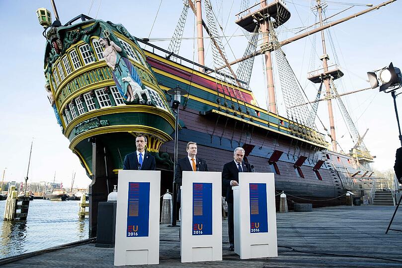 In Rotterdam wurde heute die neue Europol-Einheit zur Bekämpfung des (internationalen) Terrorismus' vorgestellt. Warum auch immer vor dieser Kulisse.
