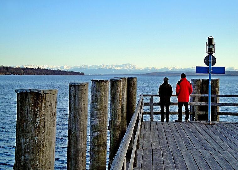 "Immer wieder ein erhabener Anblick: vor sich die Wasserfläche des Ammersees - begrenzt durch die noch schneebedeckten Berge am Horizont", schreibt AZ-Leser Peter Fischer über sein wunderschönes Bild vom Ammersee.