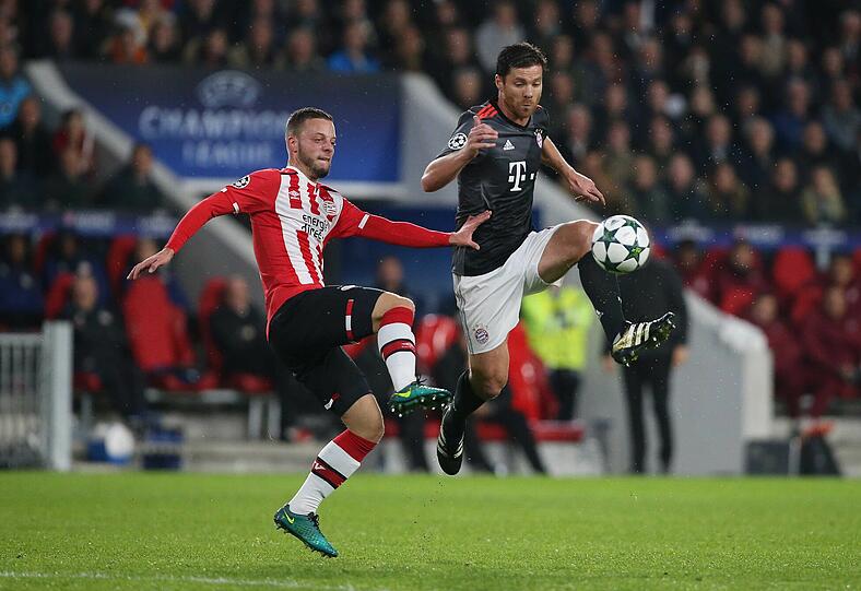 XABI ALONSO, NOTE 4: Nach der Pause in Augsburg wieder die ordnende Hand im und um den Mittelkreis. Da Thiago fehlte, übernahm er noch mehr Defensivaufgaben. Zu wenig Impulse im Aufbau.