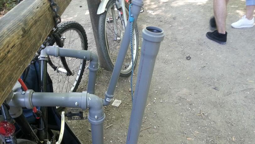 Zwei gleiche Rohrkonstruktionen sind an diesem Radl angebracht. Zwei gleiche Rohrkonstruktionen sind an diesem Radl angebracht.
