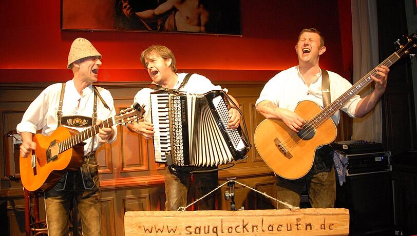 Die Band macht sich in Wirtshausmanier über Gott und die Welt lustig.