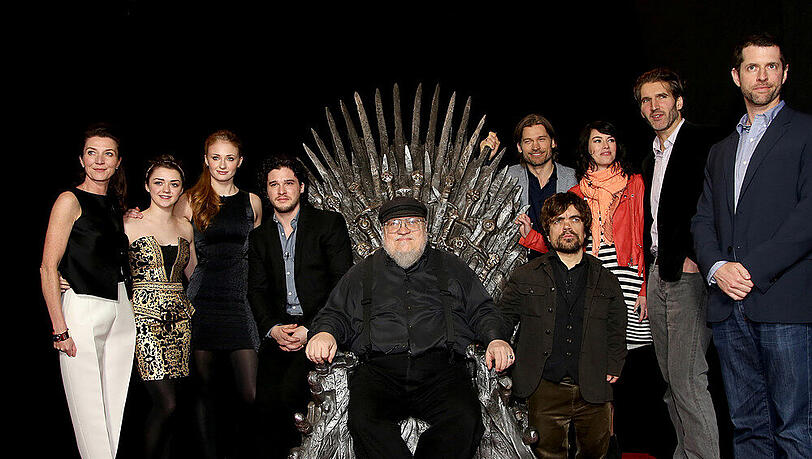 "Game of Thrones"-Schöpfer George R.R. Martin und ein Teil der Darsteller