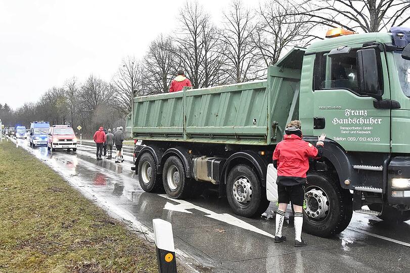 Mit diesem Laster blockierten die Burschen aus Oberhaching-Furth die Straße.