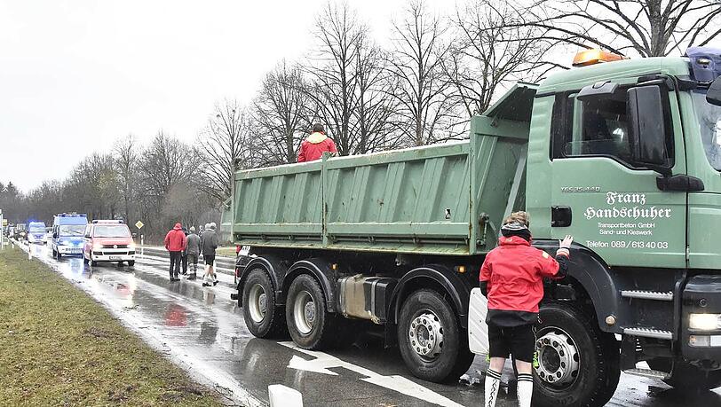 Mit diesem Laster blockierten die Burschen aus Oberhaching-Furth die Straße. Mit diesem Laster blockierten die Burschen aus Oberhaching-Furth die Straße.