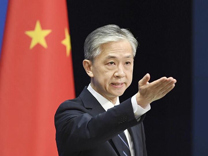 Wang Wenbin, ein Sprecher des Pekinger Außenministeriums, während einer Pressekonferenz.