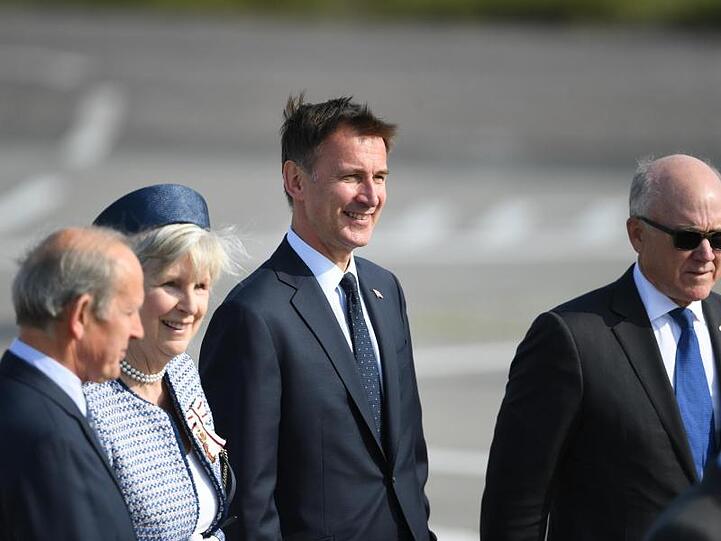Jeremy Hunt (2.v.r), Außenminister von Großbritannien, und Woody Johnson (r), Botschafter der USA in Großbritannien, warten auf die Ankunft von US-Präsident Trump und der First Lady am Flughafen Stansted.