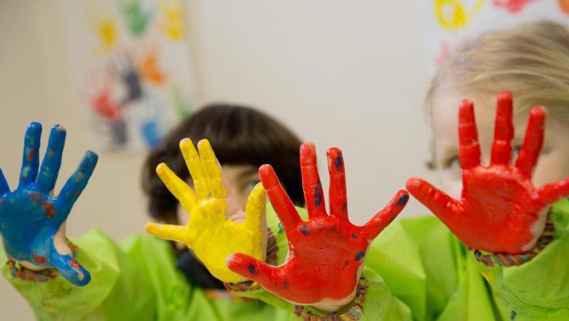 Zwei Kinder spielen mit Fingerfarben im Atelier eines Kindergartens. Foto: Daniel Karmann/dpa/Archiv Zwei Kinder spielen mit Fingerfarben im Atelier eines Kindergartens. Foto: Daniel Karmann/dpa/Archiv