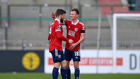 Willkommen zurück: Niclas Anspach (r.) begrüßt Stephan Hain.