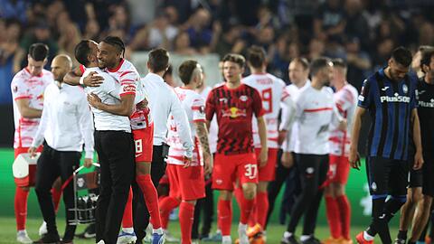Leipzigs Christopher Nkunku jubelt mit Trainer Domenico Tedesco (l) nach dem Sieg in Bergamo.