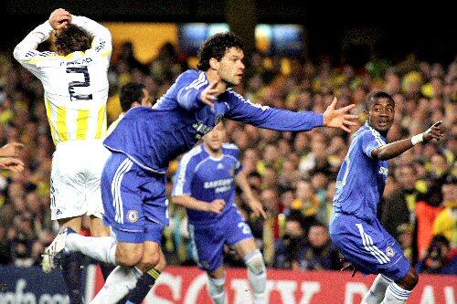 Michael Ballack (M.) bejubelt seinen Treffer gegen Fenerbahce