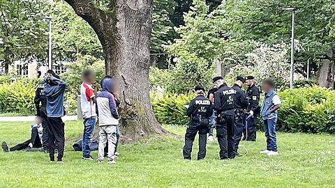 Die Polizeikontrollen im Alten Botanischen Garten werden 2024 stark erhöht, um die Sicherheit im Park zu verbessern.