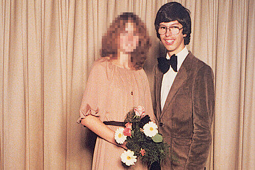 Andere Menschen verstecken solche Fotos hinter der Schrankwand, Thomas Hermanns (rechts, im Jahr 1979) sucht damit die Frau an seiner Seite.