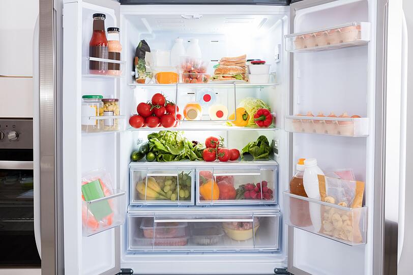 In anderen Kühlschränken sinkt die kalte Luft nach unten, sodass hinten und unten tiefere Temperaturen vorzufinden sind als vorne, beziehungsweise in der Türe, und oben. Auf der Glasplatte über dem Gemüsefach ist es also am kältesten: der beste Platz für leicht verderbliche Waren wie Fleisch oder Fisch. In anderen Kühlschränken sinkt die kalte Luft nach unten, sodass hinten und unten tiefere Temperaturen vorzufinden sind als vorne, beziehungsweise in der Türe, und oben. Auf der Glasplatte über dem Gemüsefach ist es also am kältesten: der beste Platz für leicht verderbliche Waren wie Fleisch oder Fisch.