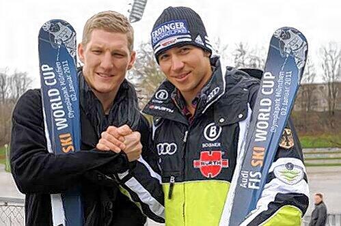 Handschlag unter Freunden: Bayern-Star Bastian Schweinsteiger (l.) mit seinem alten Spezl, Slalom-Ass Felix Neureuther.
