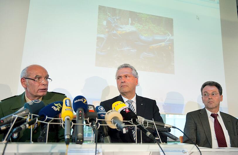 Präsident Gerhard Schlögl (l) vom Polizeipräsidium Schwaben Nord und der bayerische Innenminister Joachim Herrmann