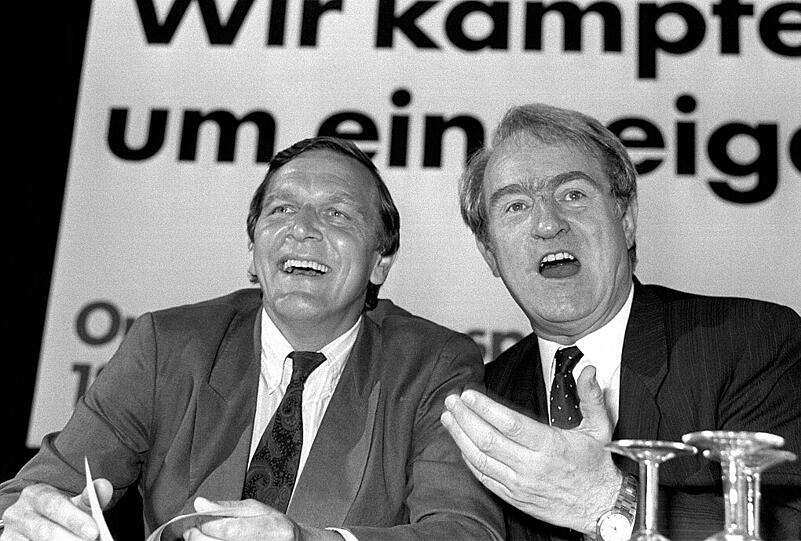 Der bei der Landtagswahl in Niedersachsen nur knapp unterlegene Gerhard Schröder am 18. Juni 1986 während einer SPD-Funktionärskonferenz in Bonn mit dem SPD-Kanzlerkandidaten für die Bundestagswahl im Januar 1987, Johannes Rau.
