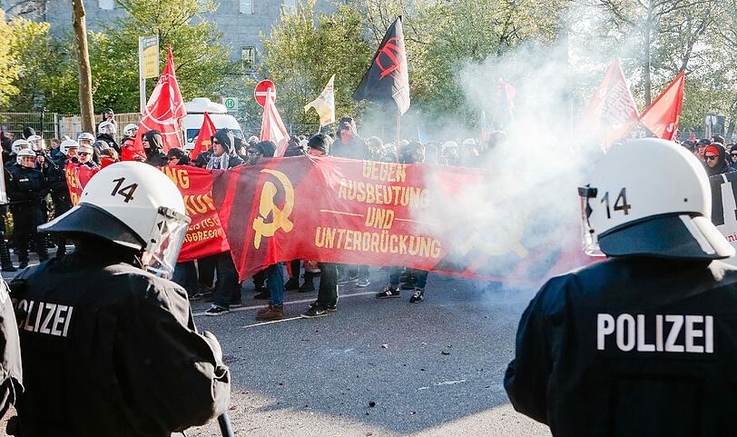 In Hamburg kam es bei zwei "revolutionären" Demonstrationen am Freitagabend zu Ausschreitungen. Die «Revolutionäre 1. Mai»-Demo in der Hansestadt stand unter dem Motto «Hamburg sieht rot»