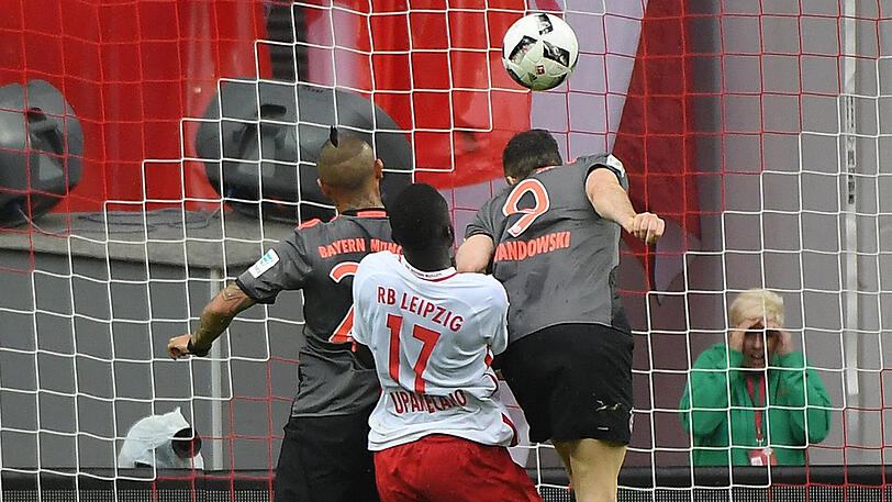 Bayern-Torjäger Robert Lewandowski verkürzt auf 3:4.