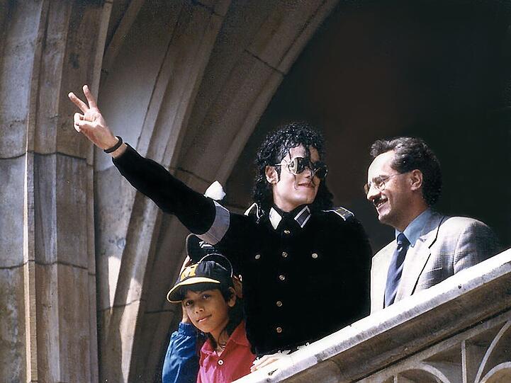 "Michael Jackson kam zu Fuß in den zweiten Stock, wo OB Kronawitter und ich auf ihn warteten. Er fragte, wer der Oberbürgermeister sei. 'He', sagte der Protokollamts-Chef und zeigte auf Kronawitter. 'Hi', sagte Michael Jackson. Dann gingen wir auf den Balkon und zum Goldenen Buch der Stadt. Aber Michael Jackson sagte kein Wort mehr."
