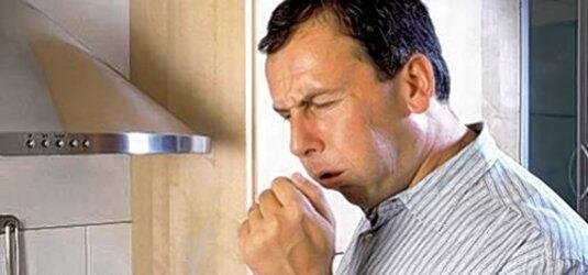 Ständiger Husten ist symptomatisch: Wer an einer chronisch obstruktiven Lungenerkrankung (COPD) leidet, sollte mit dem Rauchen aufhören.