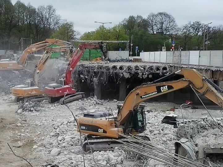 Großbaustelle: Die Brücke der Westendstraße über die A 96 wird zur Hälfte abgerissen - und die Autobahn ist gesperrt.
