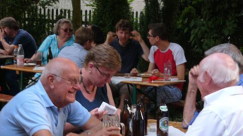 Gute Stimmung und gute Gespräche beim diesjährigen Sommerfest des Ortsvereins der Pasinger SPD beim Bürgerbüro in der Alten Allee.