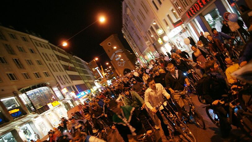 Bei der Radlnacht haben die Radler freie Fahrt, der Verkehr muss warten. Bei der Radlnacht haben die Radler freie Fahrt, der Verkehr muss warten.