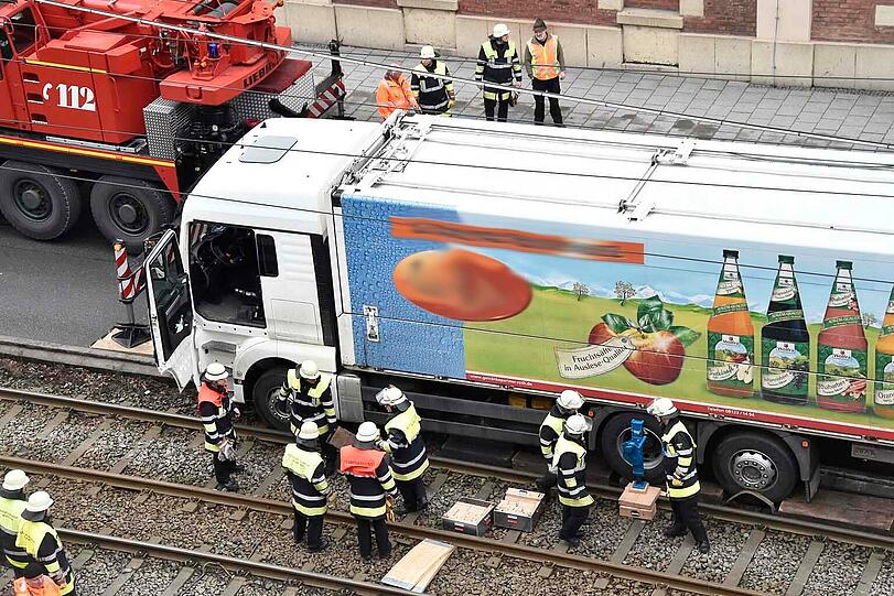 Die Feuerwehr musste dem havarierten Lkw wieder auf die Straße helfen. Die Bilder vom Einsatz am Montagvormittag.