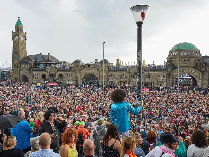 Tausende Besucher des Schlagermoves feiern an den Landungsbrücken in St. Pauli.