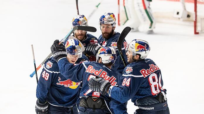 Erstes Spiel, erster Sieg: Der EHC Red Bull München setzt sich mit 3:2 gegen Augsburg durch. Torschütze Trevor Parkes (r.) jubelt mit seinem Team über seinen Treffer zum 1:0.