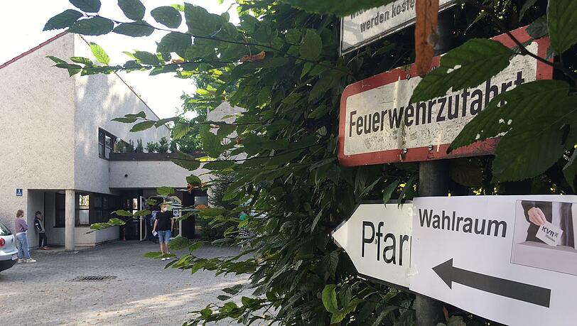 Im Pfarrsaal Sankt Maria Thalkirchen tröpfeln die Wähler nach und nach ein. Im Pfarrsaal Sankt Maria Thalkirchen tröpfeln die Wähler nach und nach ein.