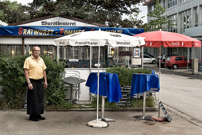 Und noch so ein Idyll: Die "Wurstbraterei" steht 2008 mitten in den Bürohäusern an der Pasinger Straße. Ein bisserl Grün, Schirme, Weißbier, schee.